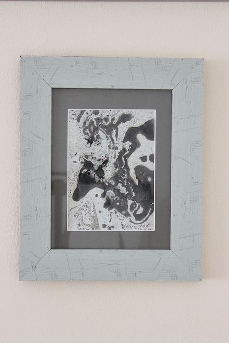 Abstrakcyjny obraz akwatypia monotypia na wodzie akwagrafia