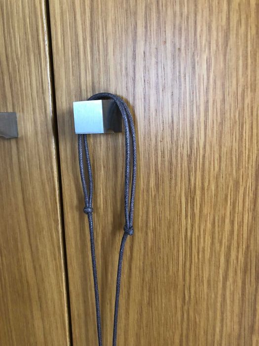 Colar em tecido e tons azuis