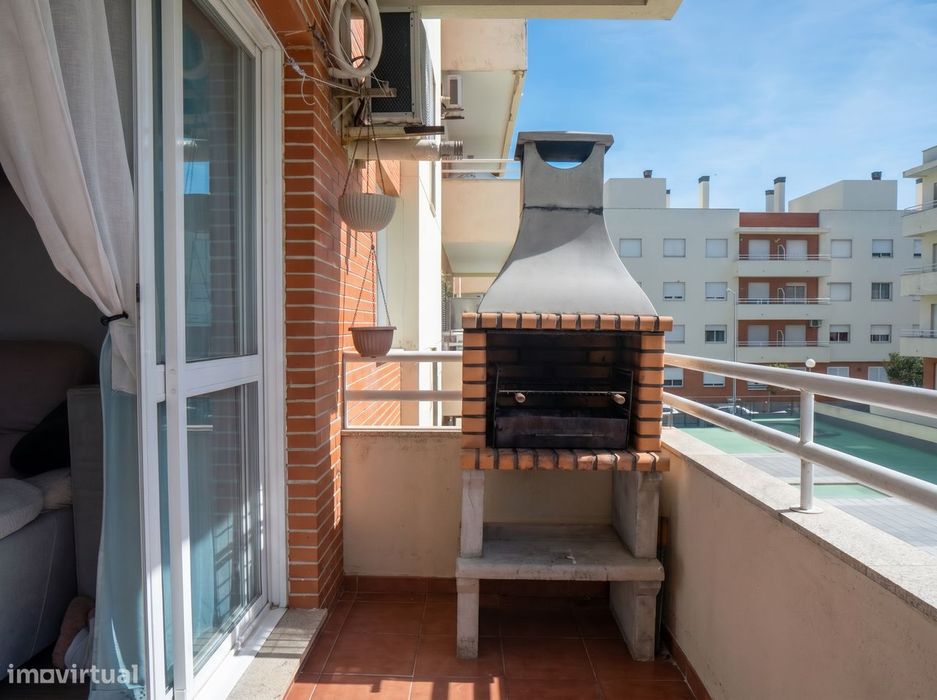 T2 com garagem, varanda e ar condicionado em Alhos Vedros