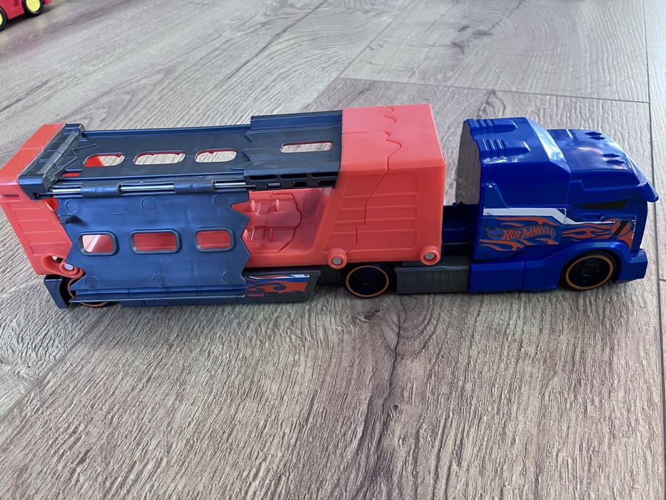 Hot wheels laweta ciężarówka z kraksą