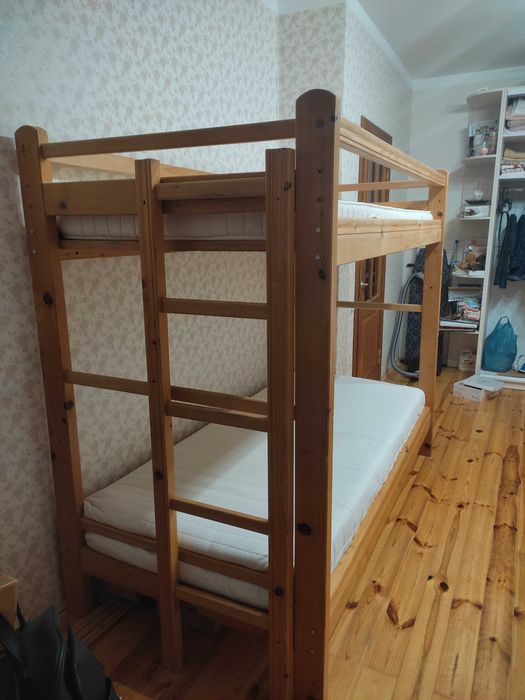 Двоярусне дерев'яне ліжко з матрацами