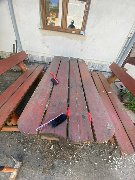 solidny stół ogrodowy z ławkami do odnowienia