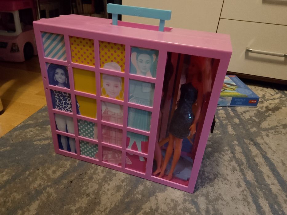 Szafa dla lalek Barbie z wyposażeniem