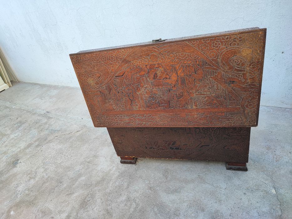 Arca em madeira maciça