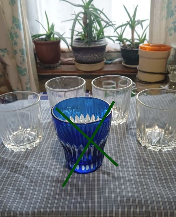 Стаканы прозрачные, фужеры, кофейные чашки. Тарелка для микроволновки.