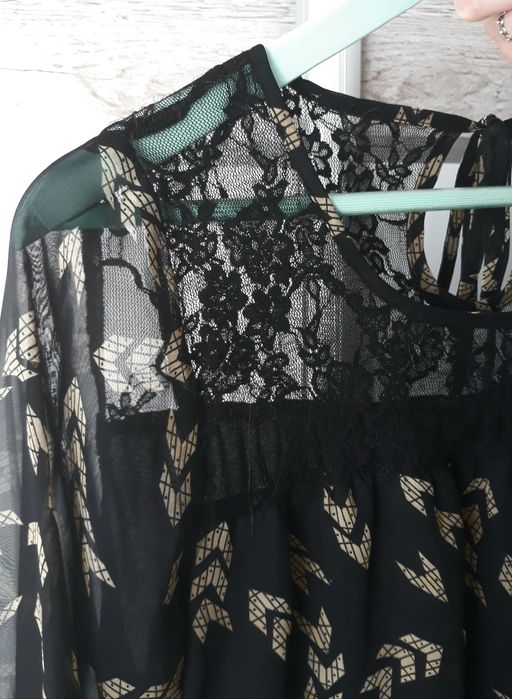 Zwiewna krótka sukienka z koronkową wstawką