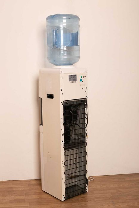Dispensador de Água Fria e Quente com Compartimento Fresco