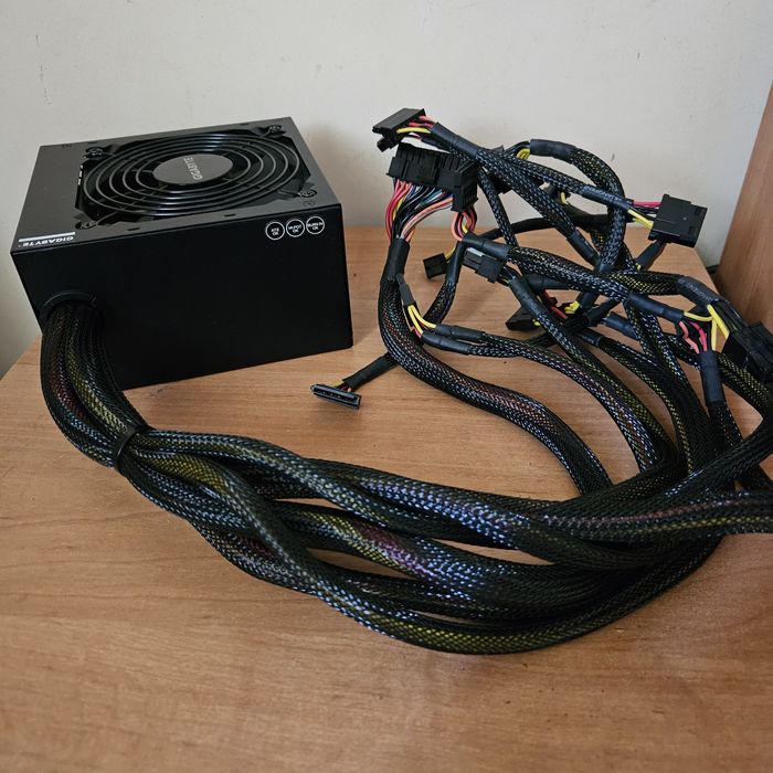 Блок живлення Gigabyte P650b