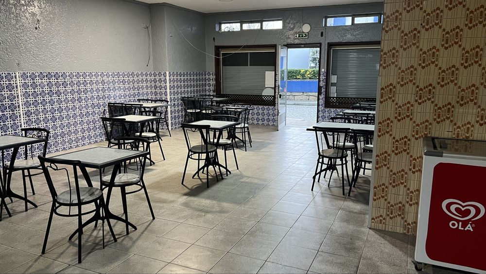 Arrenda-se espaço comercial com licença para restauração, junto à Igreja de São Pedro de Avioso (Maia).