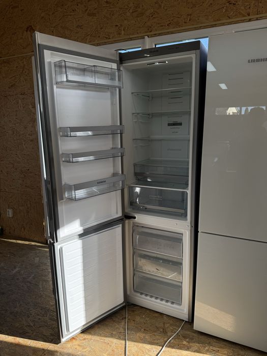 Двохметровий, NoFrost холодильник Siemens, привезений з Німеччини.