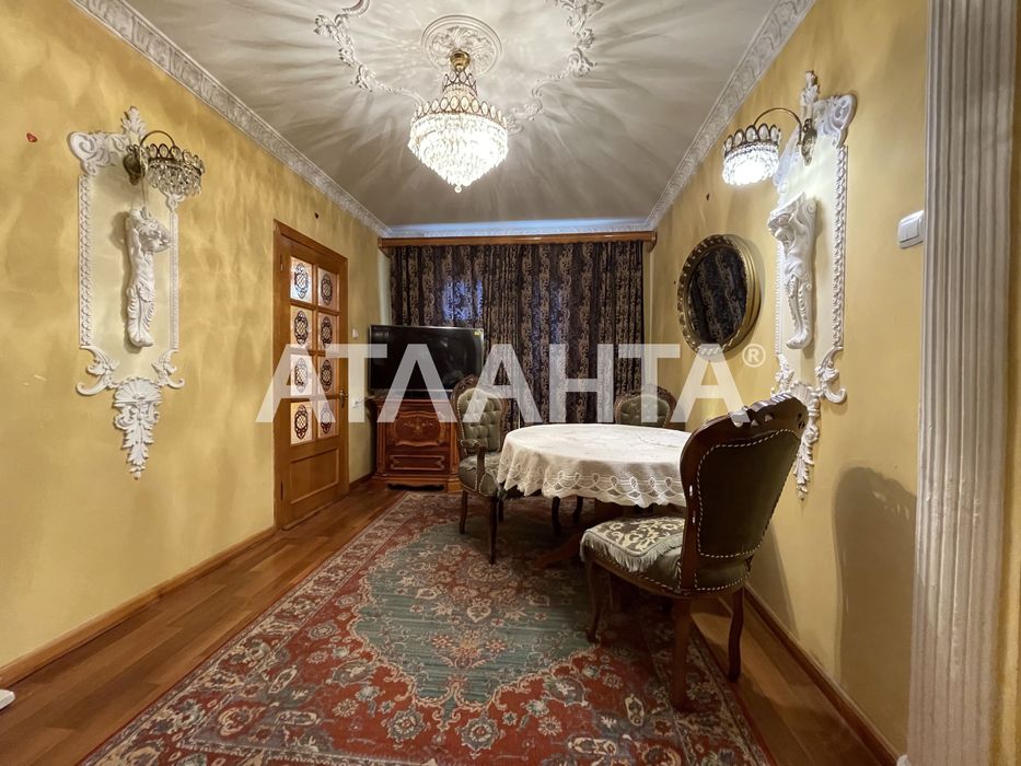 Трехкомнатная квартира с большой кухней студией