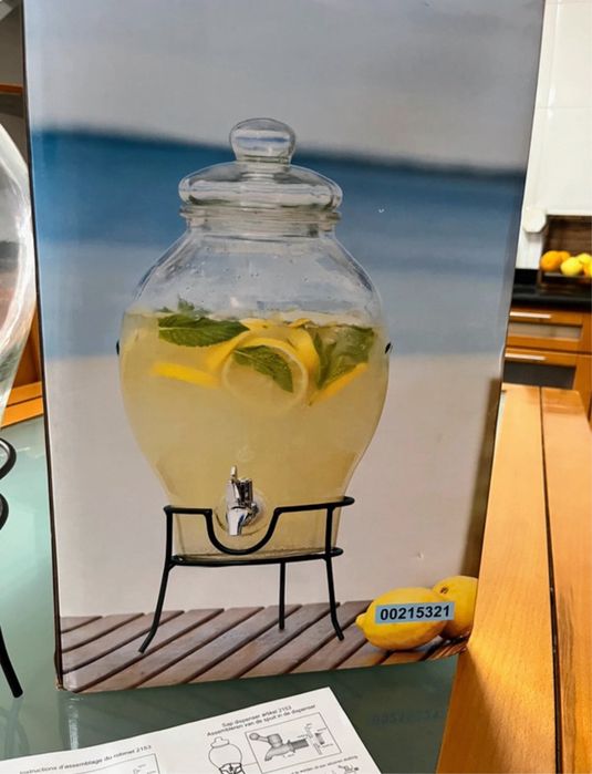 Jarro de vidro com torneira