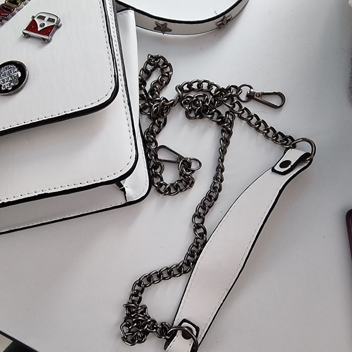 Biała torebka klamerka Pinko pasek