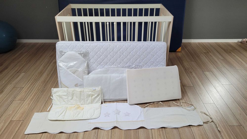 Łóżeczko z szufladą i akcesoriami