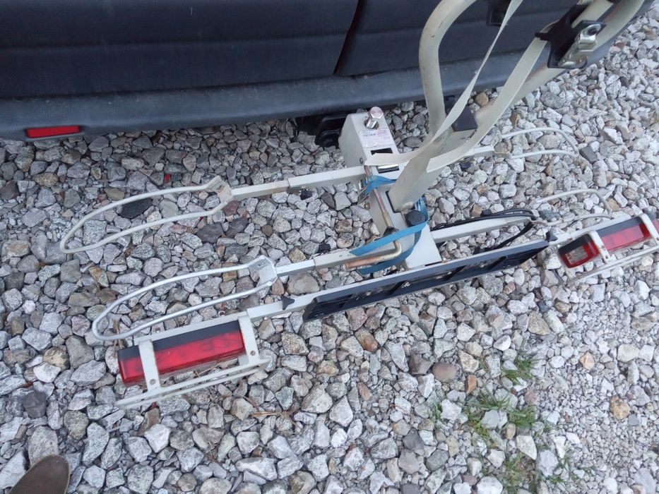 Uchylany bagażnik EUFAB na dwa rowery