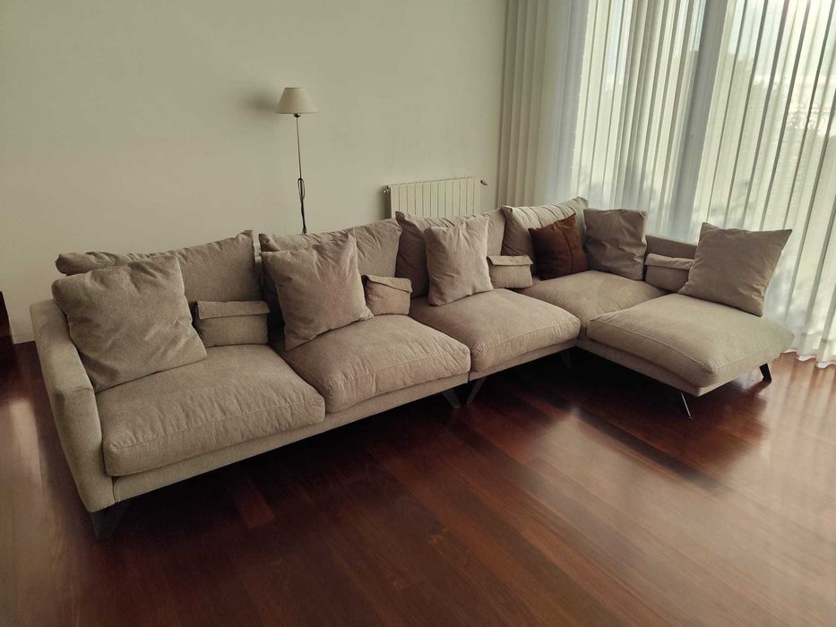 Sofá com Chaise Longue e Puff – Divani Star (Ref. Chocolate 1) – Tecido Premium
