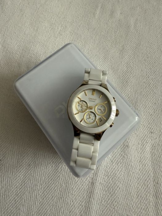 Годинний DKNY білий