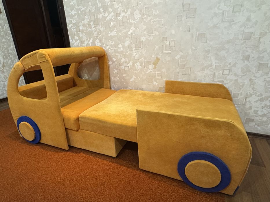 Детская кровать машина