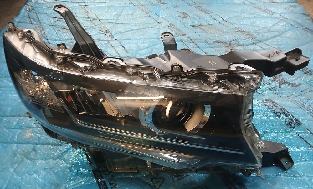 Lampa przednia TOYOTA LAND CRUISER VII 150 Lift 18-  IDEALNA