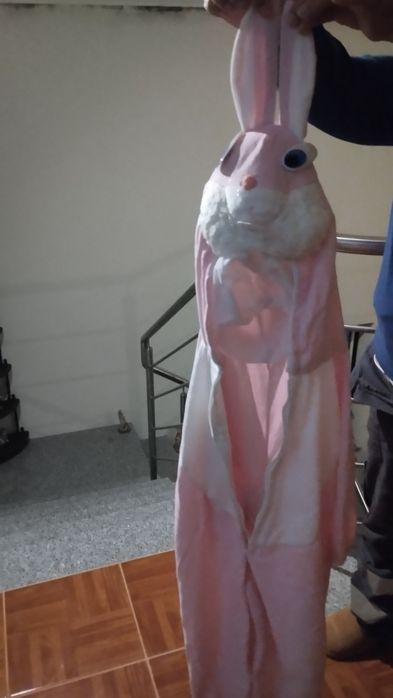 Macacão com cabeça de coelho