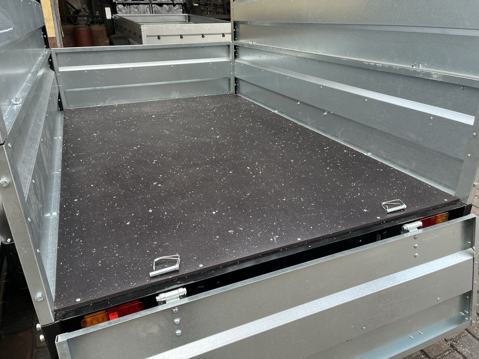 Причіп розміром 2.08 м Х 1.31 м Х 80 см