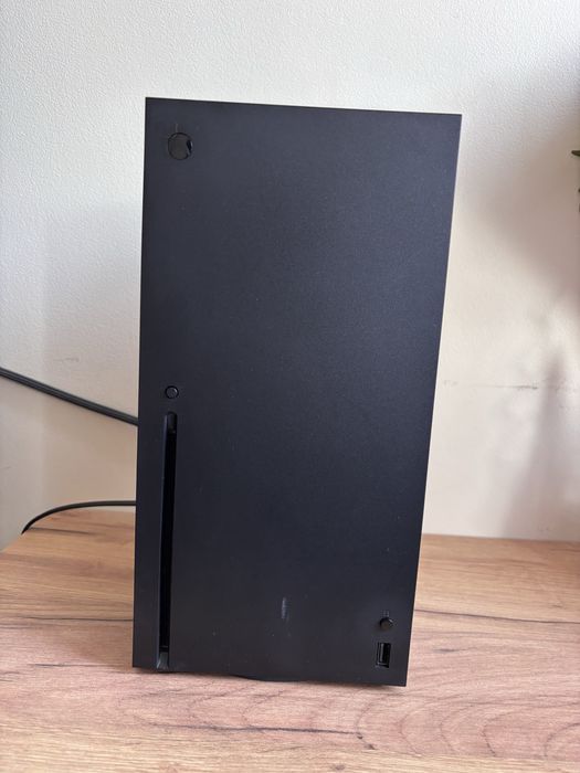 Xbox series X z napędem i dwoma padami
