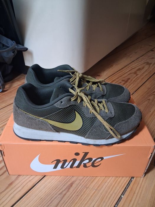 Vendo sapatilhas Nike originais, modelo MD Runner 2 SE