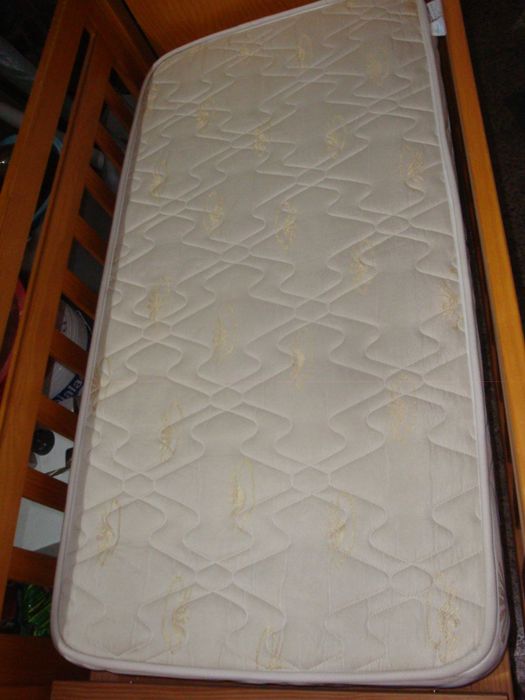 cama para bebé em pinho mel