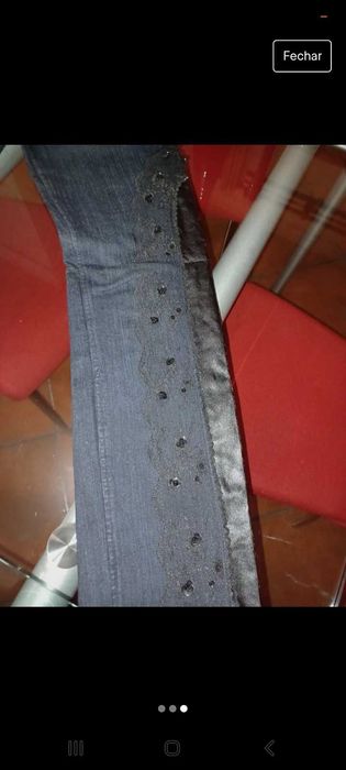 Calças de ganga com aplicações de lantejoulas pretas e renda preta