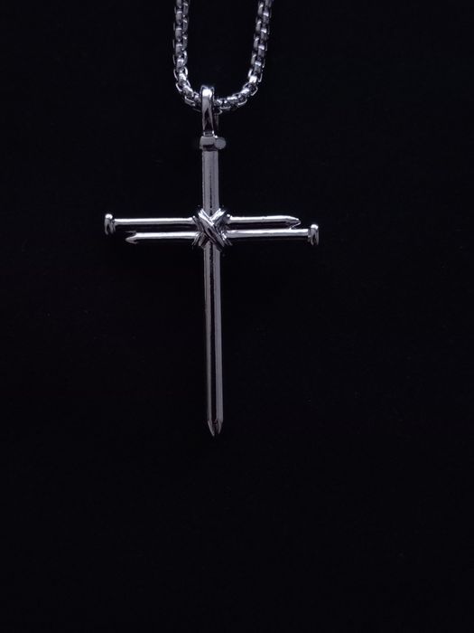Krzyż z gwoździ - naszyjnik, wisiorek z  łańcuszkiem  srebrny