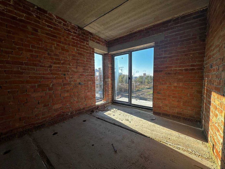 Сучасний будинок з власною земельною ділянкою від забудовника