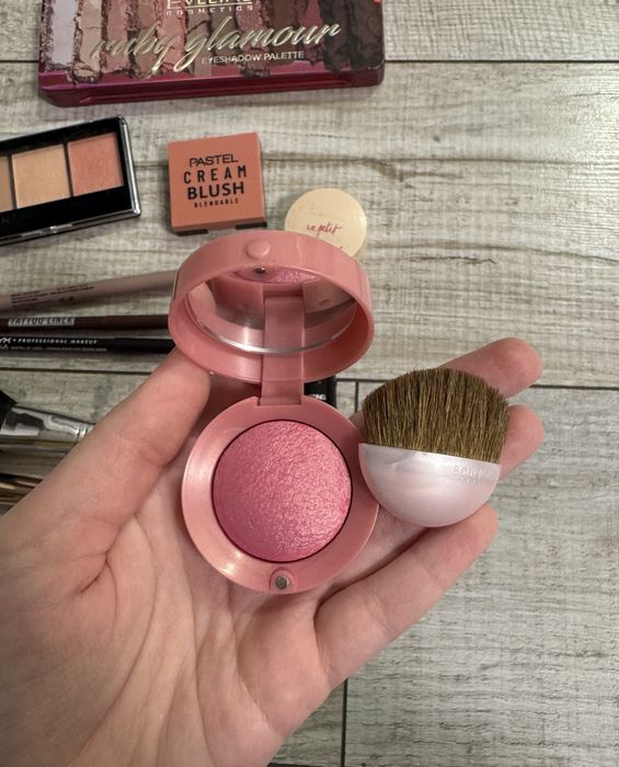 Різна косметика.