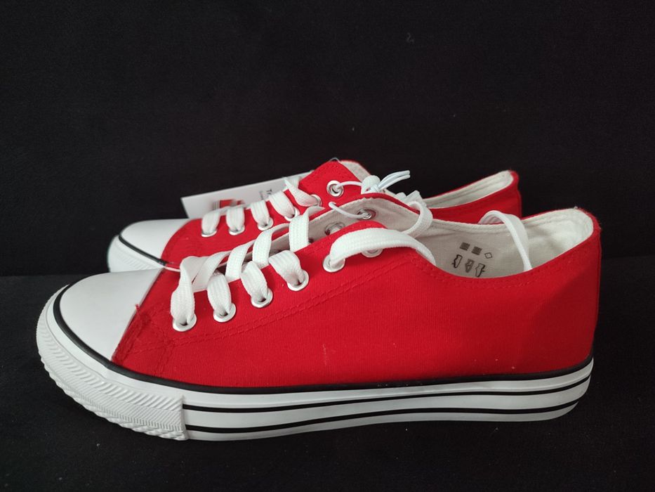 Piękne czerwone trampki Clevé rozmiar 38