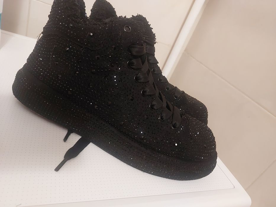 В наличии ботинки в стразах
