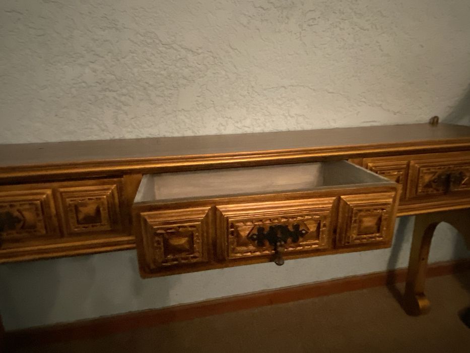 Móvel de Corredor Dourado em Madeira Maciça