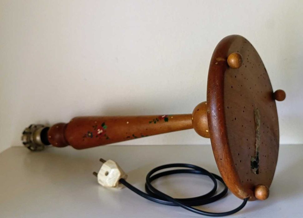 Candeeiro de mesa vintage em madeira pintado à mão