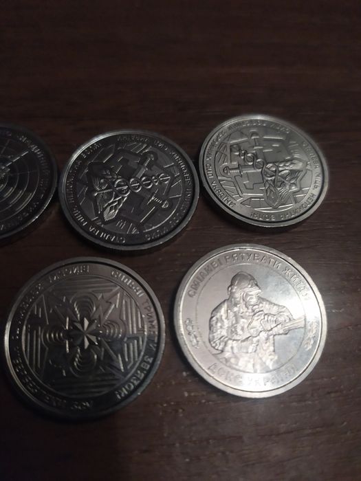 Продам монетки по 10 юань.
