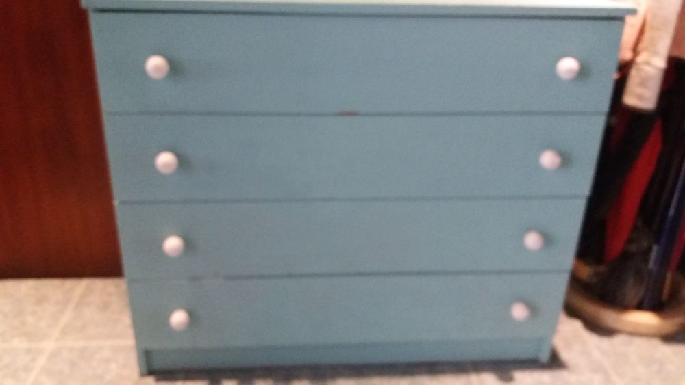 cómoda cor azul marinho