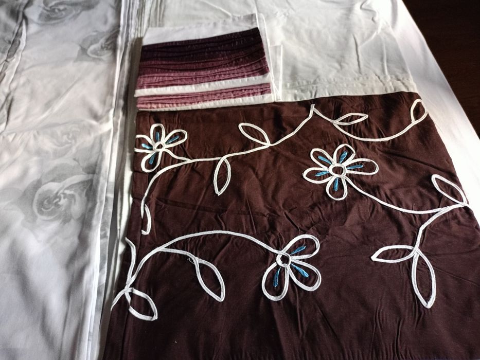 Dwa ładne komplety pościeli.