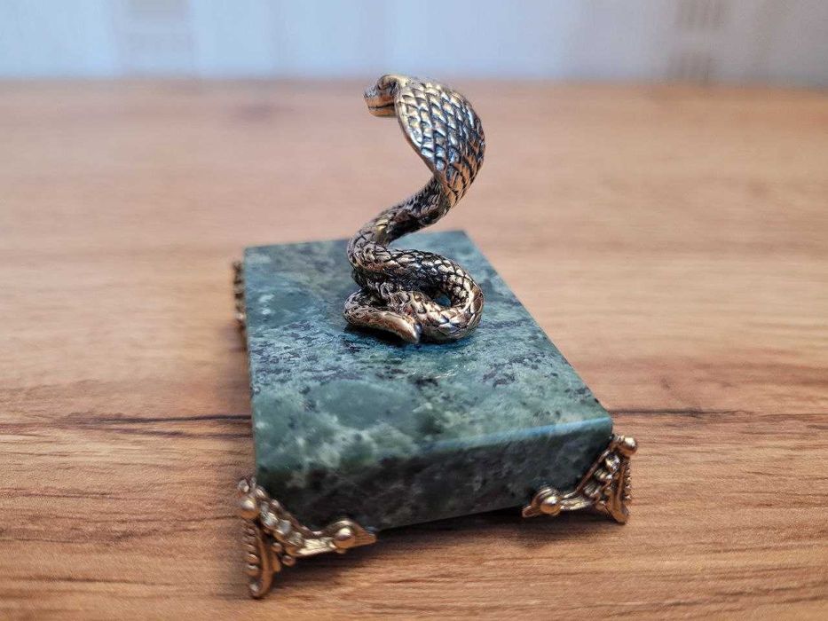 Фигурка Кобры б из бронзы на зелёном камне на ножках, шик, символ 2025