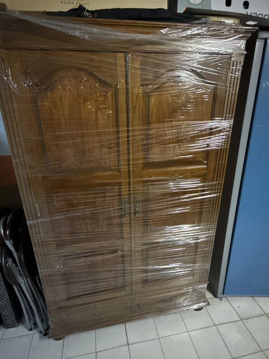 Mobilia em madeira maciça