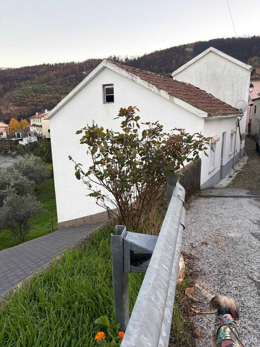 Casa T2 em Unhais-o-Velho: Projeto de Recuperação com Vistas + Terreno