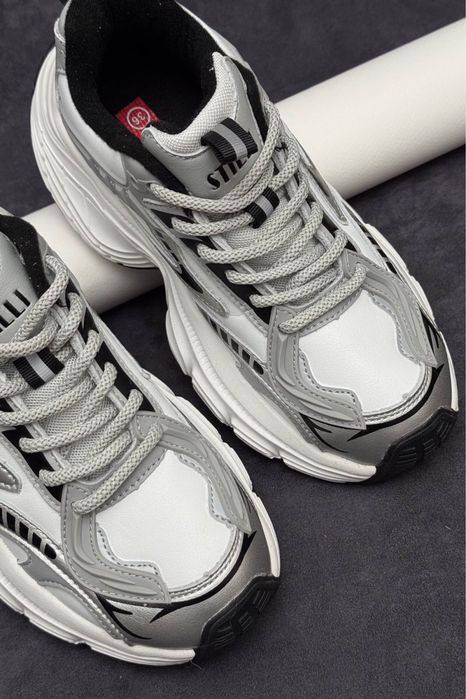 Стильні жіночі кросівки