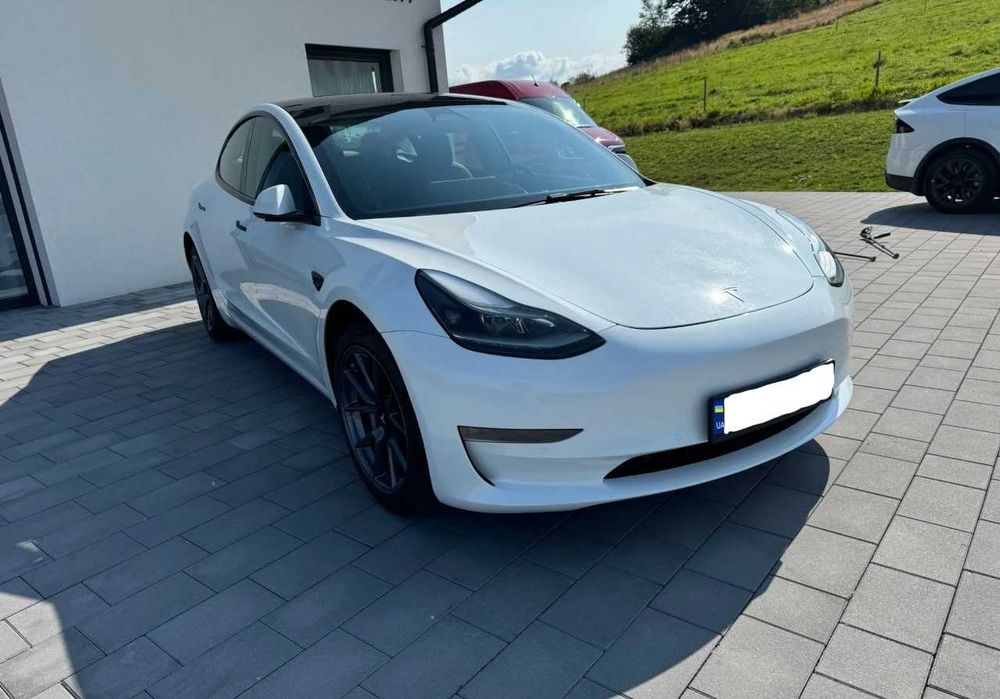 tesla model 3 2021 року