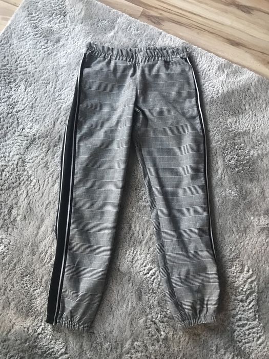 Spodnie joggery w kratkę