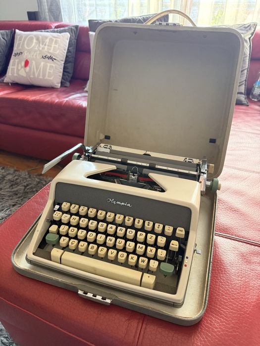 Máquina de escrever ANTIGA