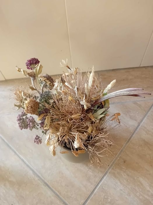 Ramos de flores secas em vaso decorativo