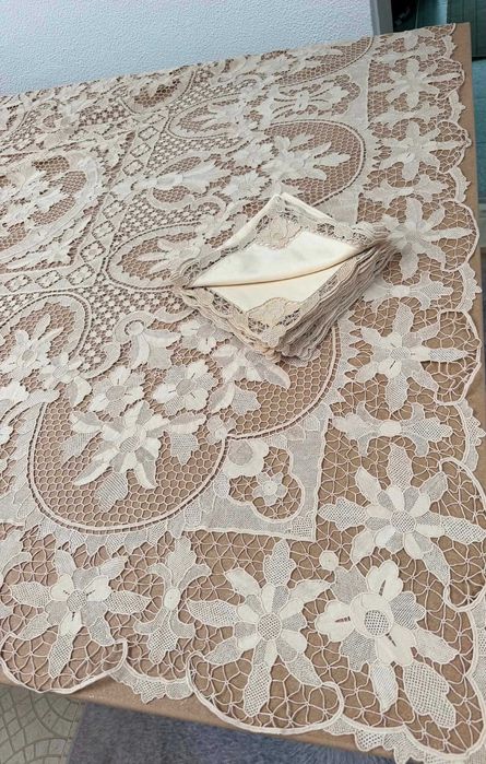 Toalha de Mesa em Linho com Renda Veneziana