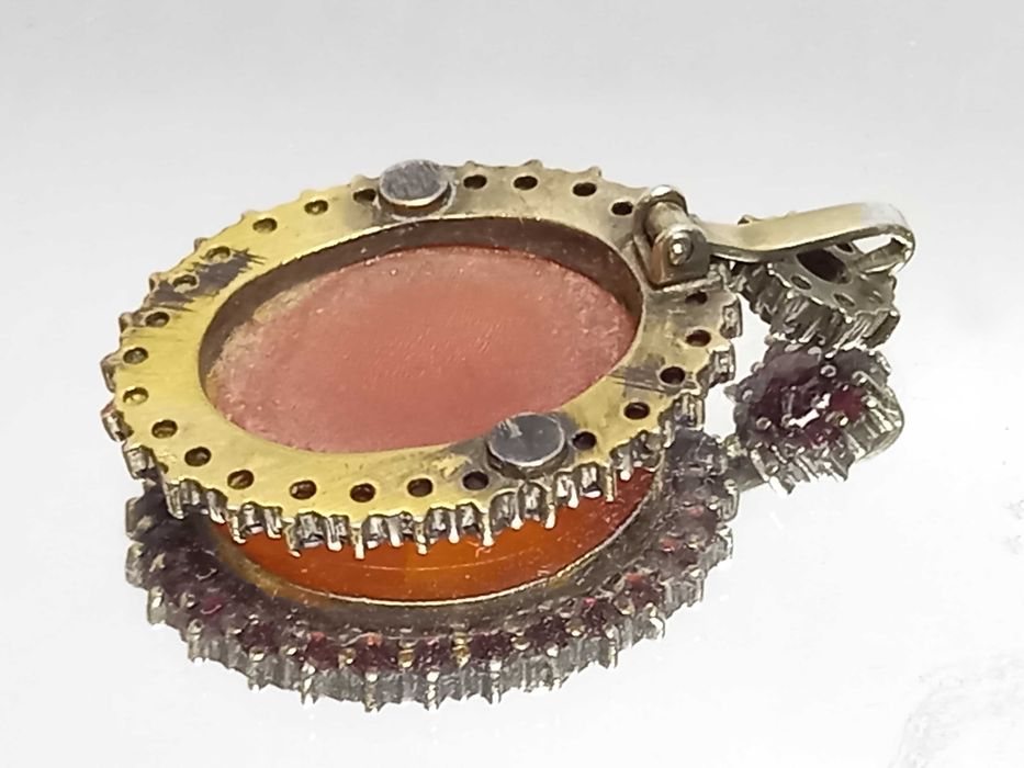 Stary wisior, kamea z granatami, srebro złocone