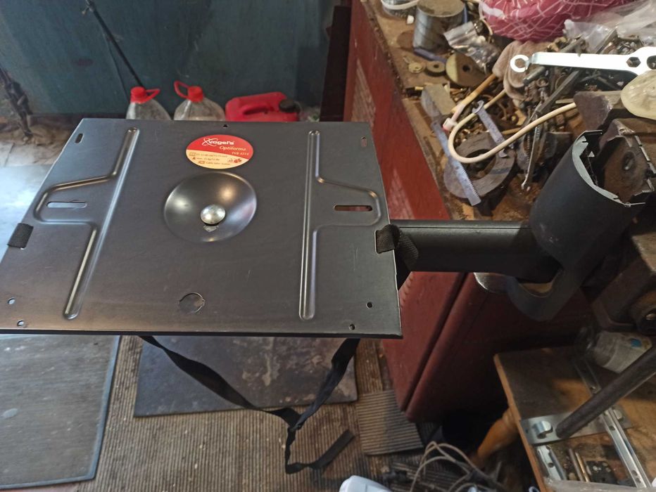 Кронштейн-полка піл телевізор